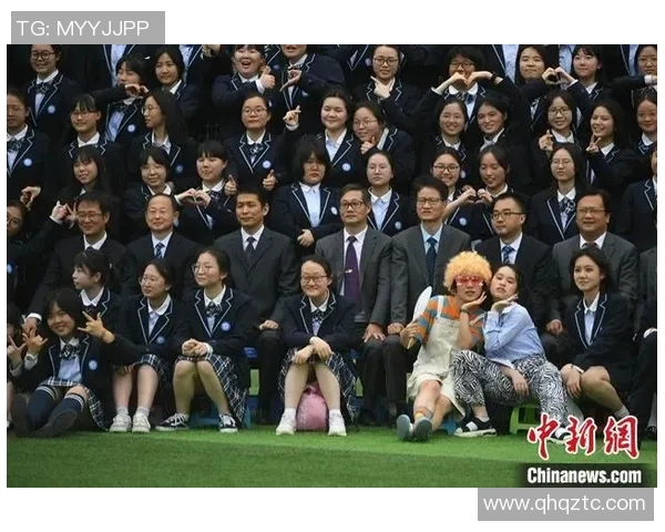 美女足球明星同框合影展现运动魅力与青春风采的精彩瞬间